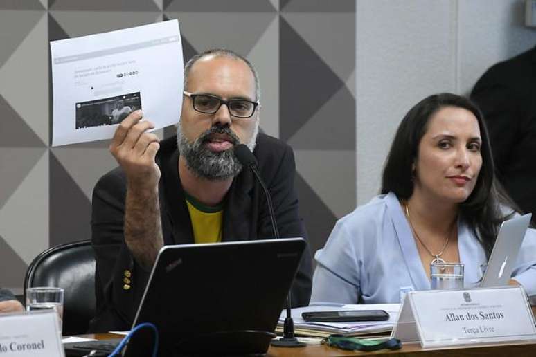 Allan dos Santos vive nos Estados Unidos desde 2020. Em 2019, ele foi um dos depoentes da CPMI das Fake News, no Congresso Nacional