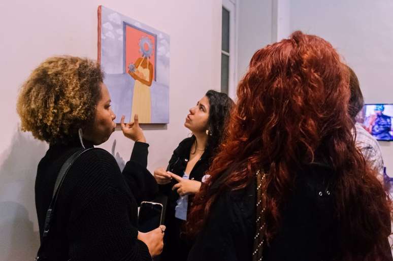Visitantes diante da obra Colo, de Thaís Basilio, na exposição Arte como Trabalho