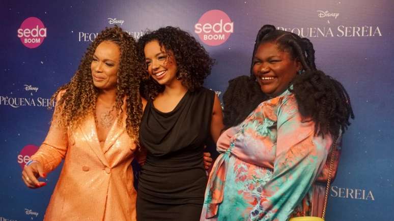 Imagem mostra Laura Castro, Grazi Mendes e Bielle Elizabeth, três mulheres negras que participaram de debate promovido pela Seda Boom na pré-estreia de A Pequena Sereia.