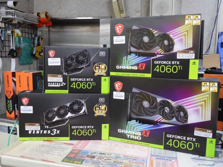 Placas prontas para serem vendidas.