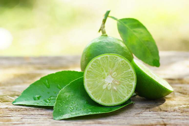 Lemon stimulates liver enzymes, promoting the detoxification process 