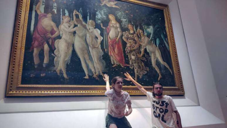 Ambientalistas do grupo Última Geração protestam diante do quadro 'A Primavera', de Sandro Botticelli, em Florença