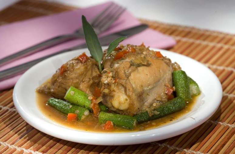 This okra chicken recipe guarantees a complete and super delicious meal.