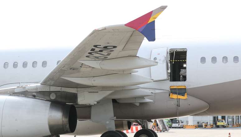 O avião Airbus A321 da Asiana Airlines, em que um passageiro abriu uma porta pouco antes da aeronave pousar, em 26 de maio de 2023