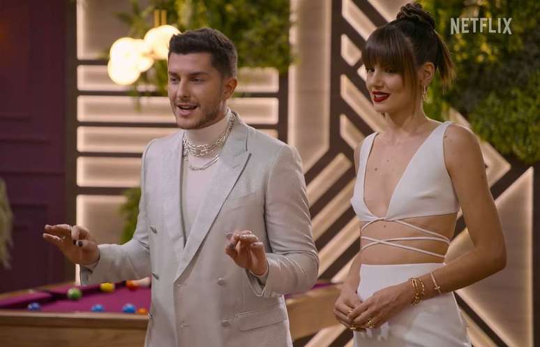 O reality volta com o casal de apresentadores Camila Queiroz e Klebber Toledo 