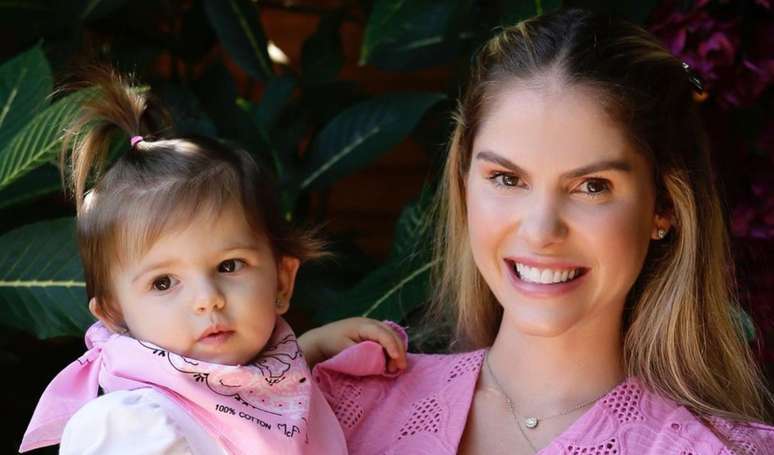 Bárbara Evans foi acusada de deixar a filha, Ayla, chamar a babá de mãe.