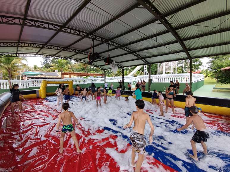 A criançada se diverte no futebol de sabão.