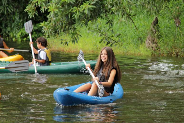 As crianças podem remar caiaques no lago