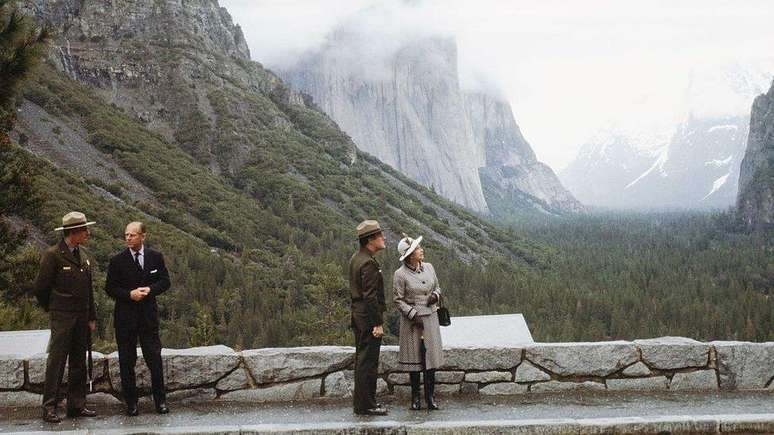 A rainha Elizabeth 2ª e o príncipe Philip conversaram com guardas florestais do Parque Nacional de Yosemite