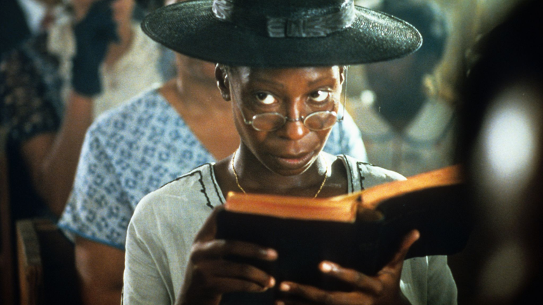 Whoopi Goldberg como Celie Harris Johnson em cena de A Cor P&uacute;rpura.