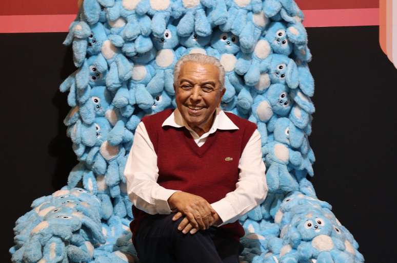 Mauricio de Sousa posando na exposi&ccedil;&atilde;o de 60 anos da personagem M&ocirc;nica