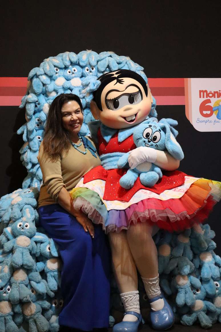 M&ocirc;nica, filha de Mauricio de Sousa, e M&ocirc;nica, personagem, posam juntas 