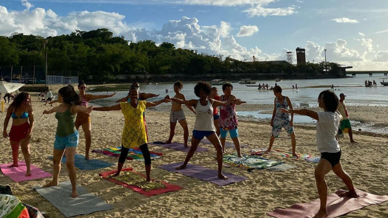 Perifa Yoga leva prática para bairros populares de Salvador