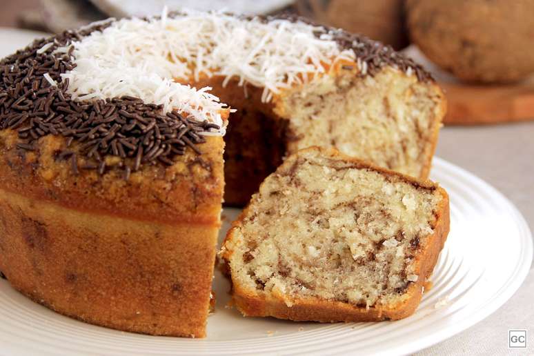 Traditional sparkling cake: a good idea to serve with coffee