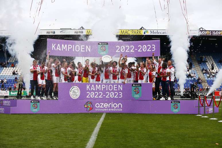 Time feminino do Ajax comemora conquista do título holandês.