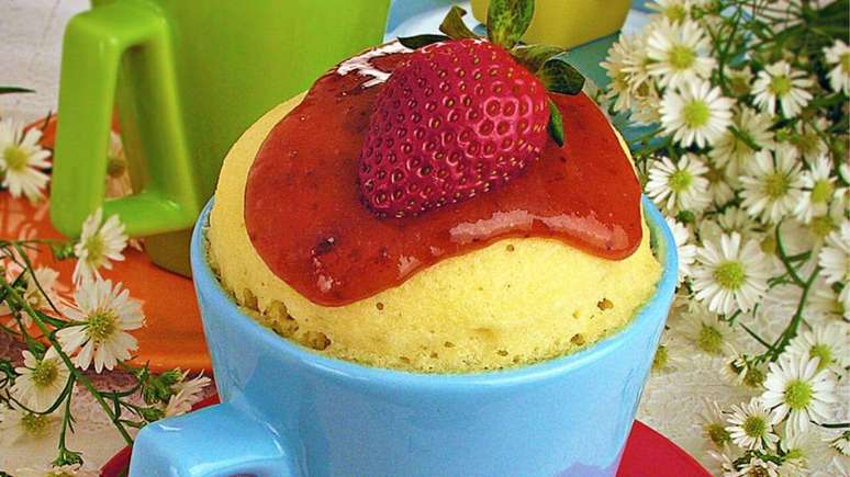 Bolo de caneca com calda de morango