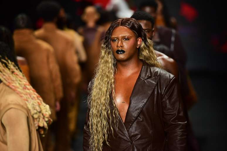 Liniker no desfile da Dendezeiro, que Paola Carosella não assistiu 