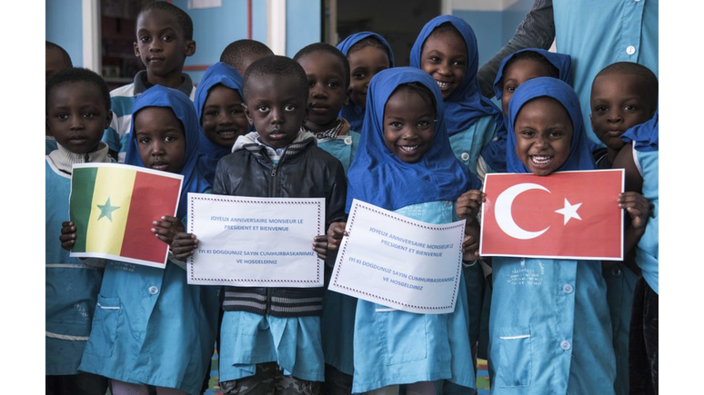 Crianças em uma escola no Senegal receberam o presidente Erdogan durante sua visita ao país em 2018