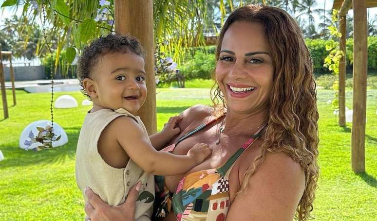 Viviane Araujo surpreende com foto com Joaquim.