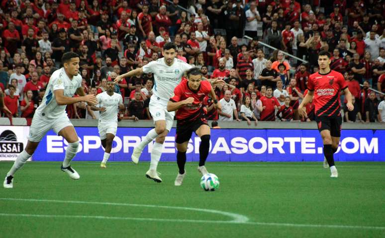 GRÊMIO ACERTA MAIS UM JOGADOR PARA RENATO E PLANEJA SUBSTITUTO DE SUÁREZ 