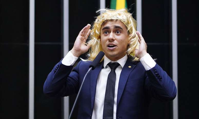 O deputado Nikolas Ferreira usa peruca em discurso no Dia Internacional da Mulher