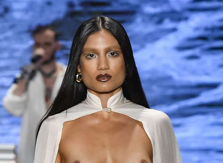SPFW: Bruna Griphao as bride, bare breasts and indigenous manifesto