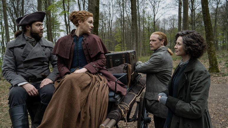 Roger, Brianna, Jamie e Claire em cena da 6ª temporada de Outlander.