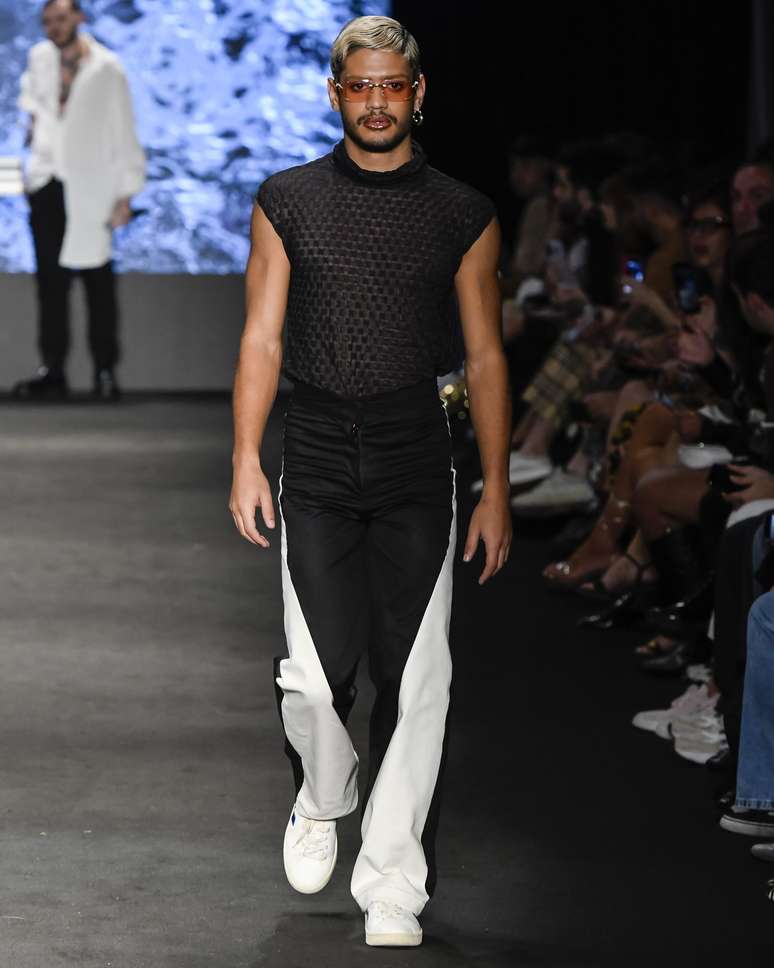 Gabriel Santana no desfile da marca Silvério 