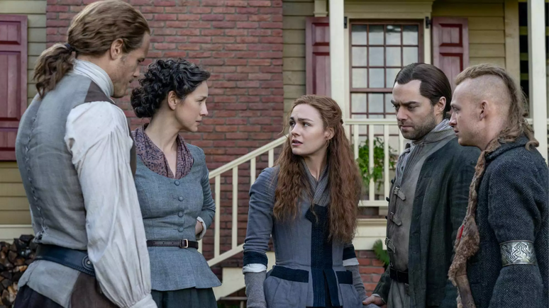 Jamie, Claire, Brianna, Roger e Ian em cena da 5ª temporada de Outlander.