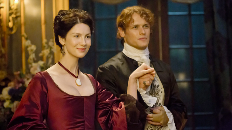 Claire e Jamie em cena da 2ª temporada de Outlander.