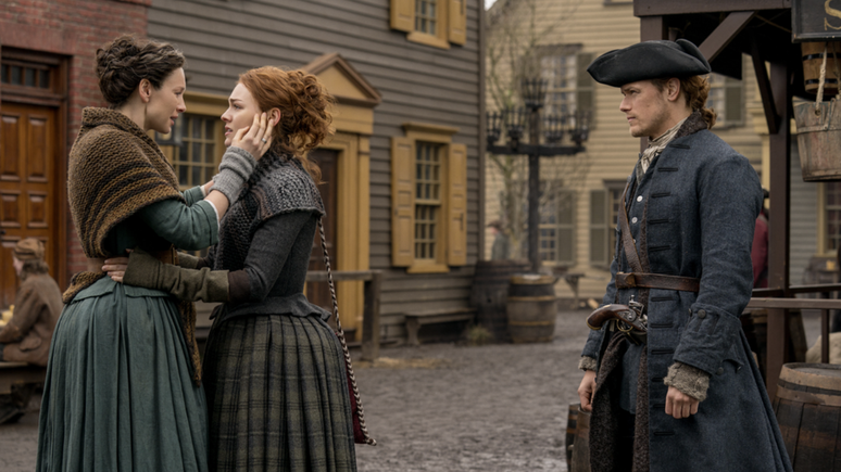 Claire, Brianna e Jamie em cena da 4ª temporada de Outlander.