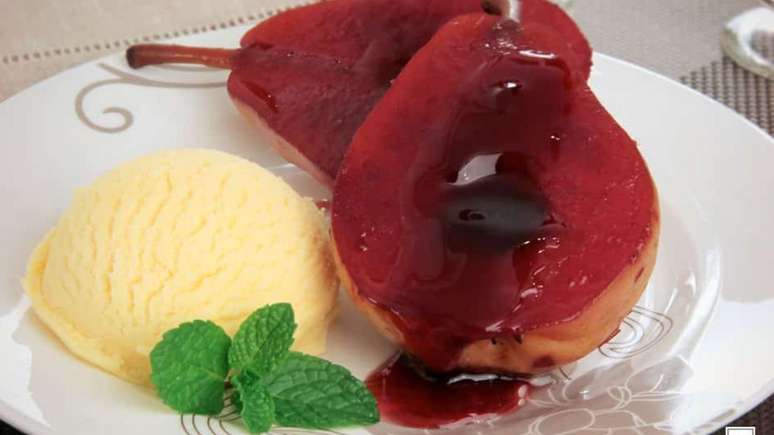 P&ecirc;ra assada com calda de vinho