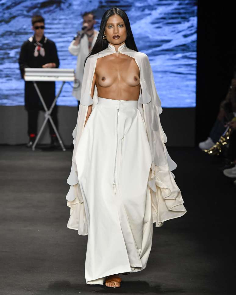 Dandara Queiroz at the Silvério fashion show 
