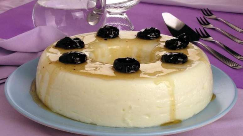 Manjar de coco com calda de ameixa