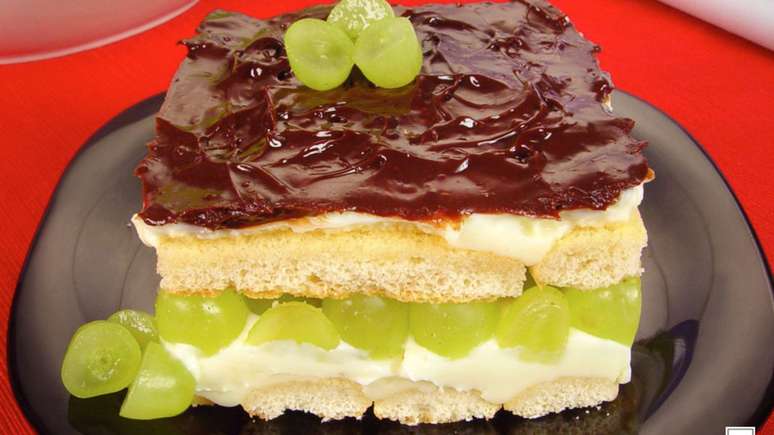 Pav&ecirc; de uva com chocolate