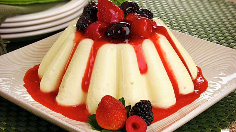 Pudim de chocolate branco com frutas vermelhas