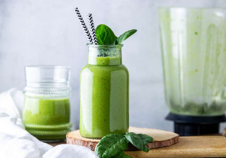 Suco verde servido em garrafa