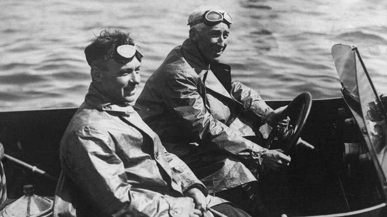 Dos Vanderbilts, Fisher Island passou para as m&atilde;os de outro entusiasta da velocidade, Garfield Wood (acompanhado por seu mec&acirc;nico O. Johnson)