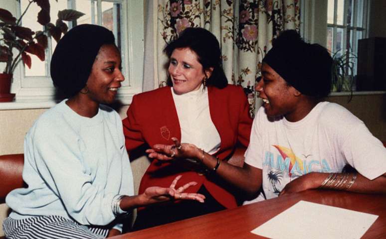 June e Jennifer Gibbons com a jornalista Marjorie Wallace /