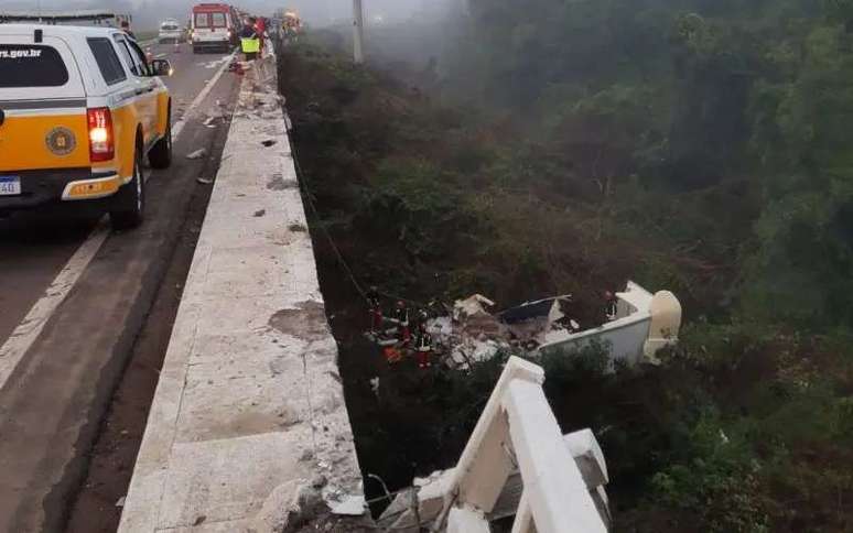 The truck falls 12 meters from the bridge on the RS-122 and the driver is rescued in serious condition