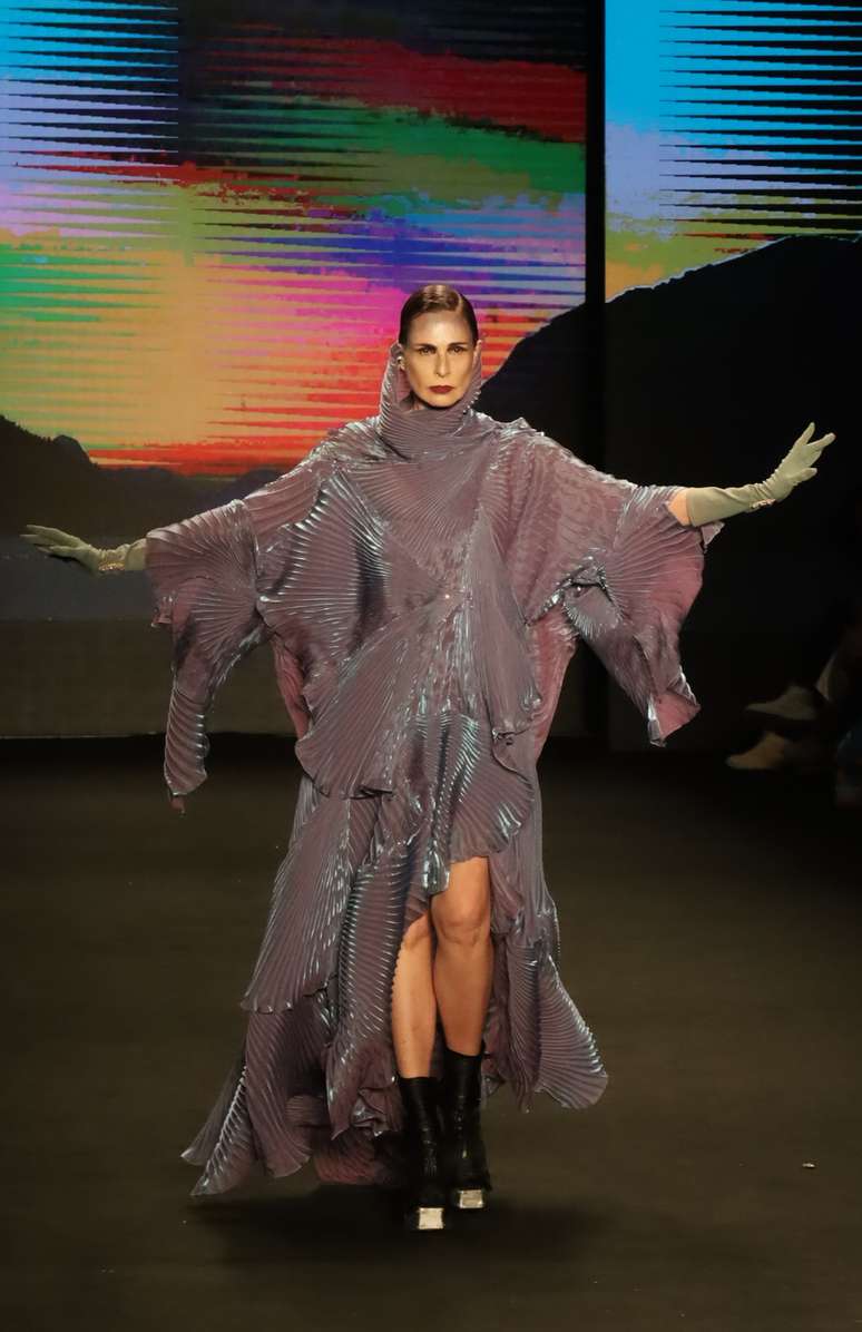 Silvia Pfeifer em desfile Lino Villaventura (foto Clayton Felizardo Brazilnews)