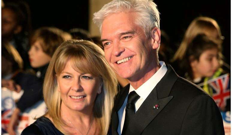 Schofield ainda era casado com sua esposa Stephanie Lowe na época do relacionamento; eles se separaram em 2020, depois que ele se assumiu gay ao vivo