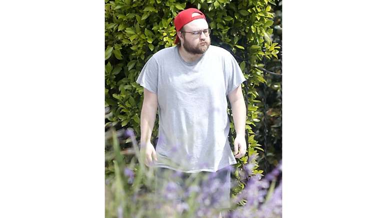 Angus T. Jones recentemente em Los Angeles.