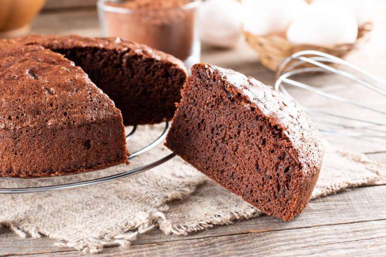 Bolo de chocolate com farinha de arroz: receita fit sem glúten