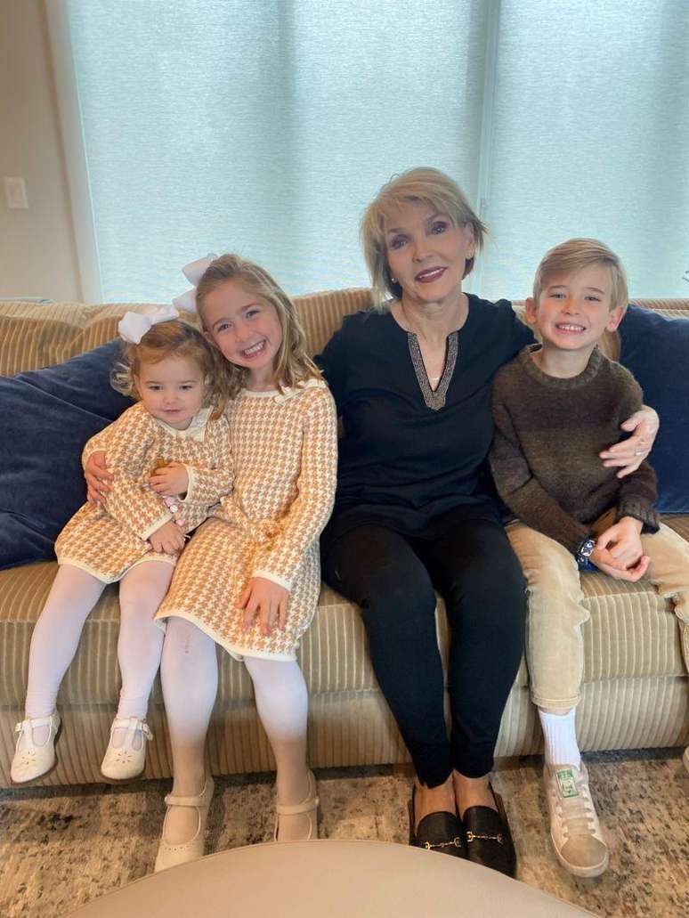 A mãe de Eve Wiley, Margo Williams, com os netos Winnie, Scarlett e Hutton