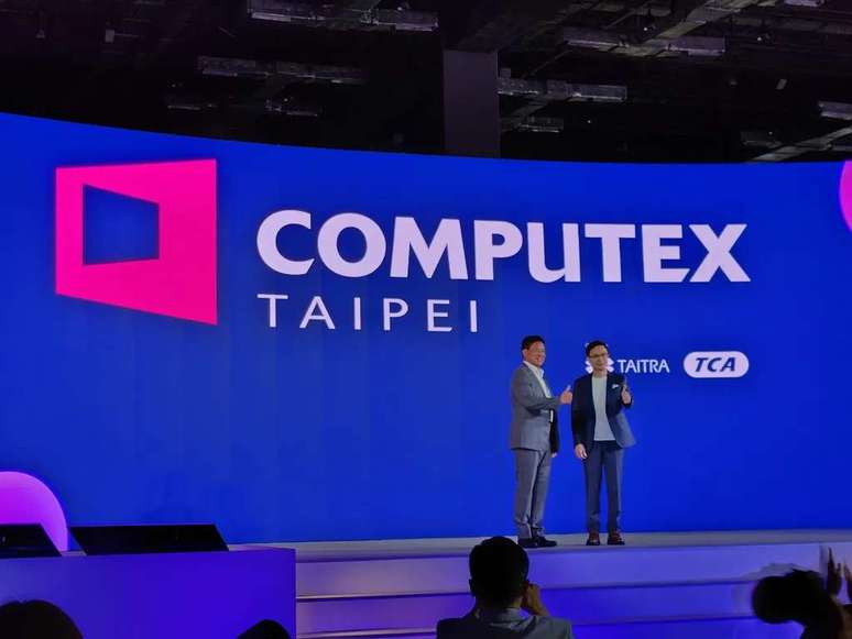 Paul Pang, President of TCE (left) and James Huang, President of TAITRA (Image: Wallace Moté/Canaltech) Paul Pang, President of TCE (left) and James Huang, President of TAITRA (Image: Wallace Moté/Canaltech)