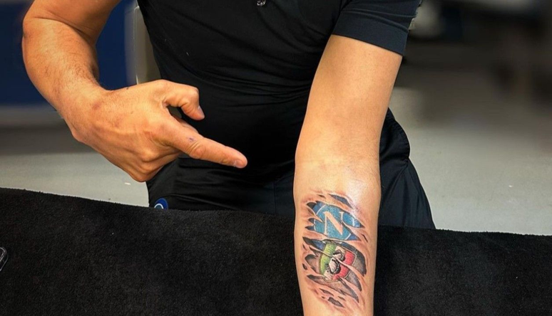 Tatuagem feita pelo técnico Luciano Spalletti em homenagem ao título do Napoli – Reprodução