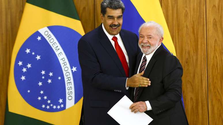 Após reunião com Maduro, Lula disse à imprensa que acusações de autoritarismo contra Venezuela são 'narrativas'