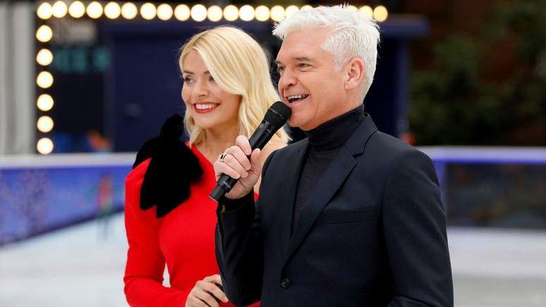 Schofield apresentava o This Morning desde 2002, com Holly Willoughby (à esq.) se juntando a ele como co-apresentadoraeuro poker million2009