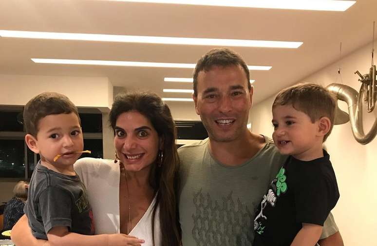 Andréia Sadi, André Rizek e os gêmeos